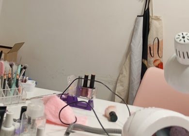 Estación de trabajo moderna en Nagelstudio Susana, Girona, Cataluña, ES, con herramientas de belleza organizadas.