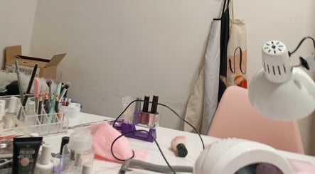 Estación de trabajo moderna en Nagelstudio Susana, Girona, Cataluña, ES, con herramientas de belleza organizadas.
