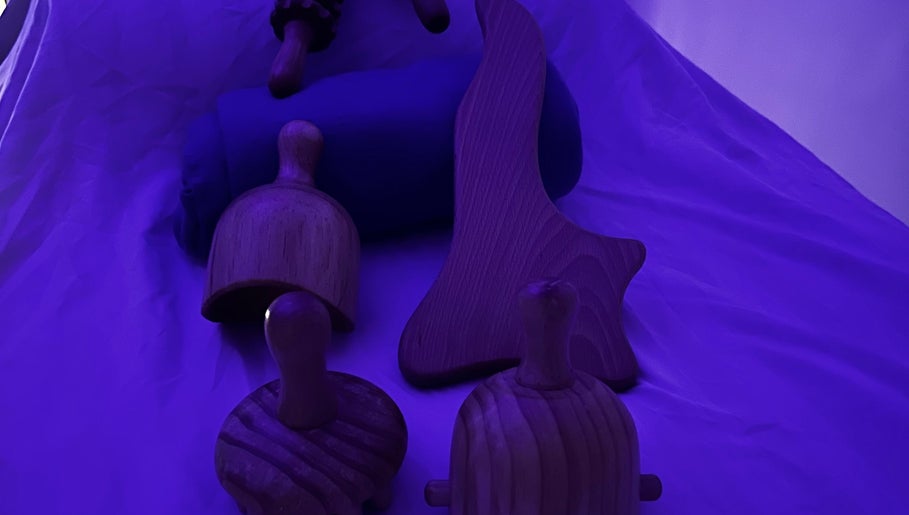 Instruments de massage en bois chez Dhelaroma, à Nice, Provence-alpes-côte D'azur, FR, éclairés par une lumière bleue.