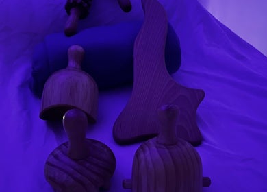 Instruments de massage en bois chez Dhelaroma, à Nice, Provence-alpes-côte D'azur, FR, éclairés par une lumière bleue.