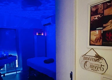 Salle de massage illuminée en bleu à Dhelaroma, Nice, Provence-alpes-côte D'azur, FR.