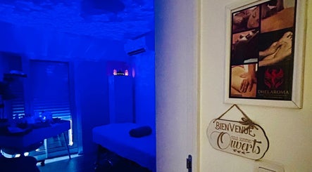 Salle de massage illuminée en bleu à Dhelaroma, Nice, Provence-alpes-côte D'azur, FR.