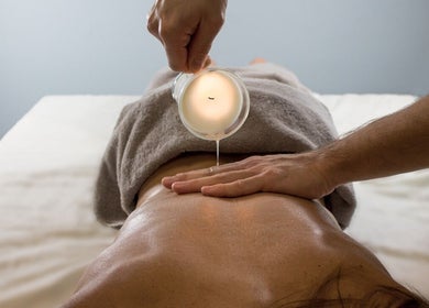 Massage à l'huile chaude chez Dhelaroma à Nice, Provence-alpes-côte D'azur, FR, offrant détente ultime.