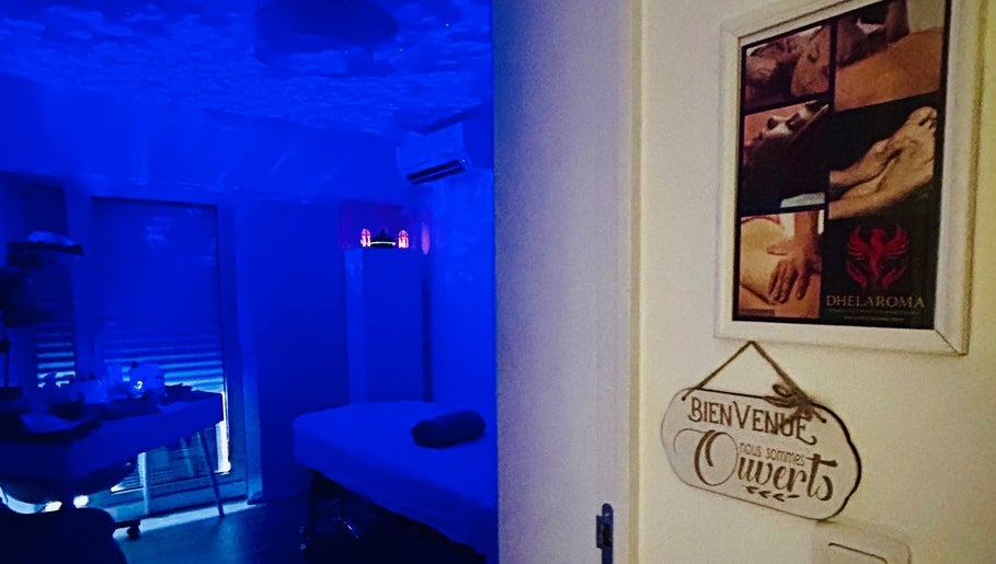 Salle de soin relaxante à Dhelaroma, Nice, Provence-alpes-côte D'azur, FR, illuminée par une lumière bleue.