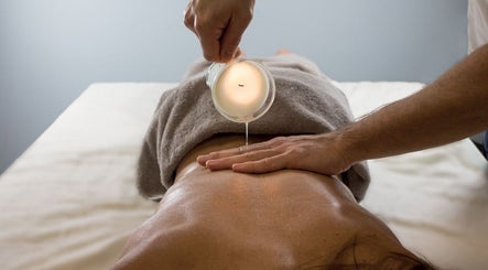 Massage relaxant à Dhelaroma, Nice, Provence-alpes-côte D'azur, FR. Huile versée pour apaisement total.