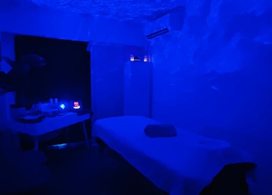 Salle de massage apaisante bleue à Dhelaroma, Nice, Provence-alpes-côte D'azur, FR.
