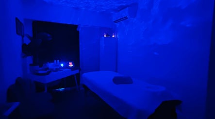 Salle de massage apaisante bleue à Dhelaroma, Nice, Provence-alpes-côte D'azur, FR.
