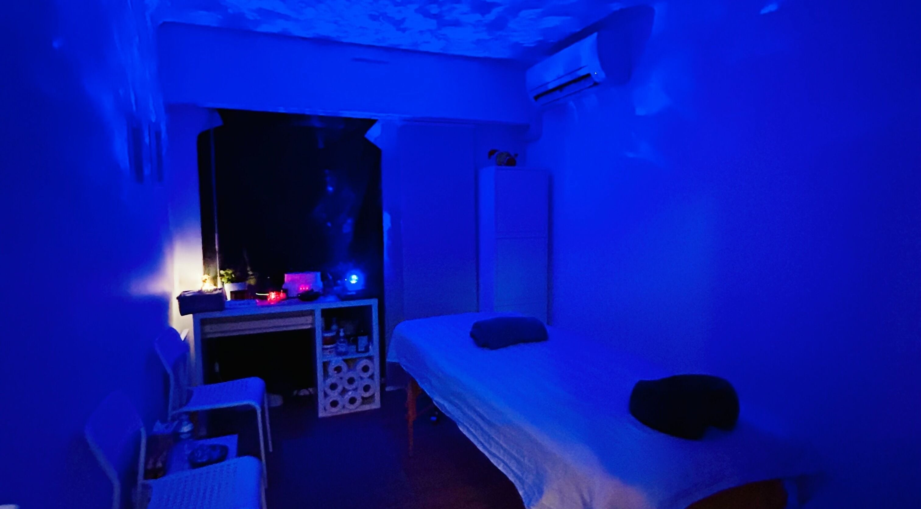 Salle de massage apaisante chez Dhelaroma, Nice, Provence-alpes-côte D'azur, FR, illuminée en bleu.