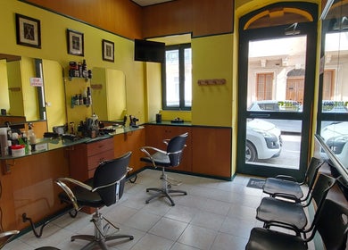 Interior of IX-XUXA Barbers in Il-gżira, MT, featuring modern chairs, mirrors, and stylish decor.