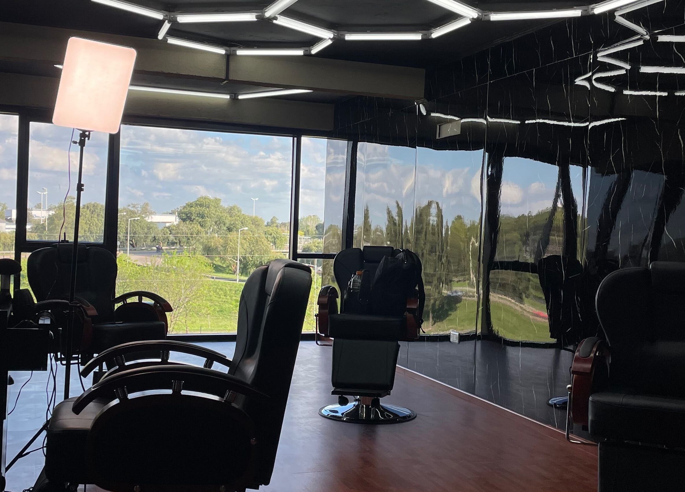 Interior moderno de Barbería Time Out en General Rodríguez, Provincia De Buenos Aires, AR, con amplias ventanas.
