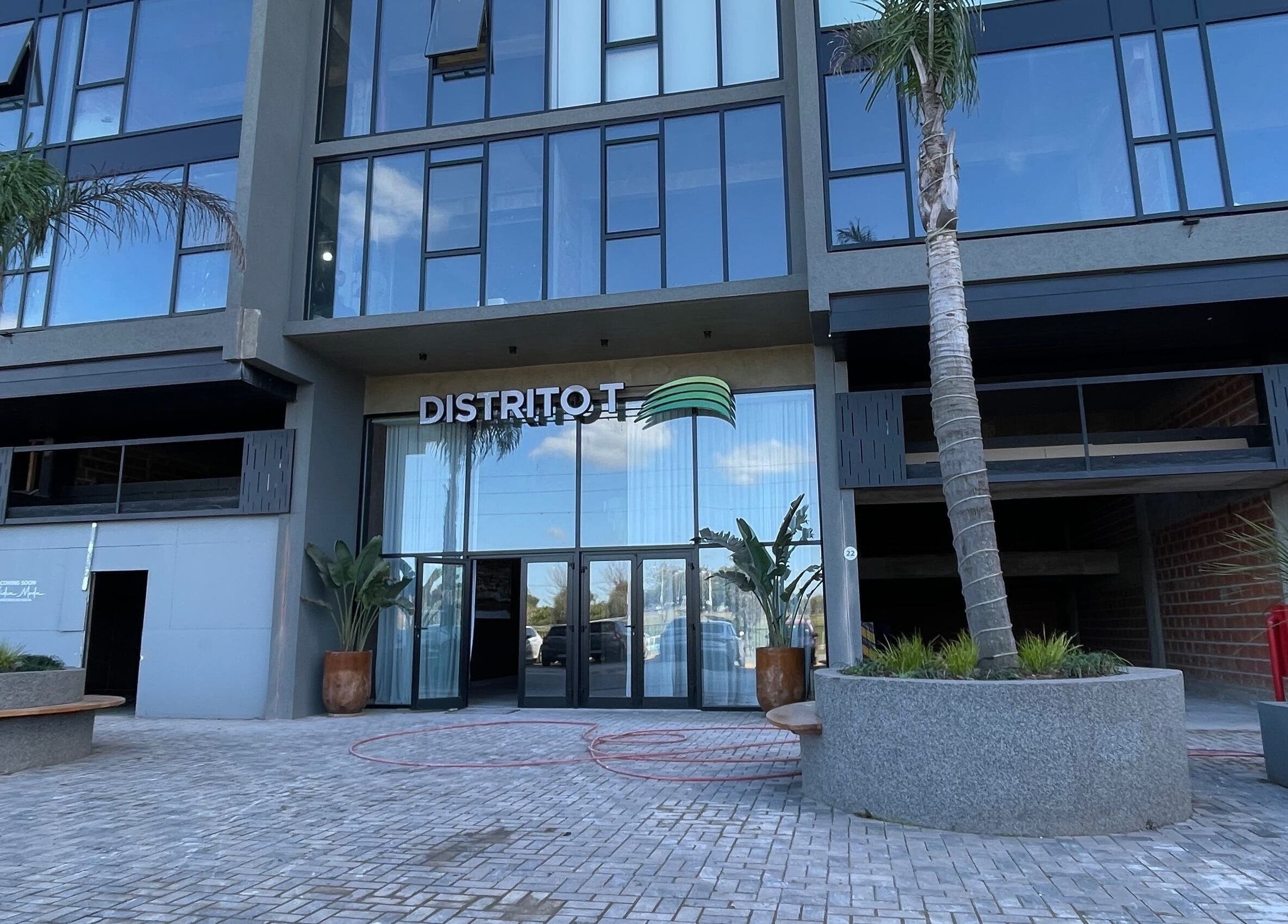 Fachada moderna de Barbería Time Out en General Rodríguez, Provincia De Buenos Aires, AR.