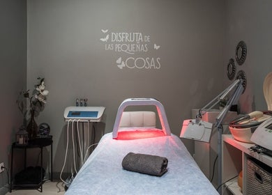 Sala de tratamientos de JD CENTRO ESTETICO en Willemstad, Curaçao, CW, con equipo moderno de belleza.