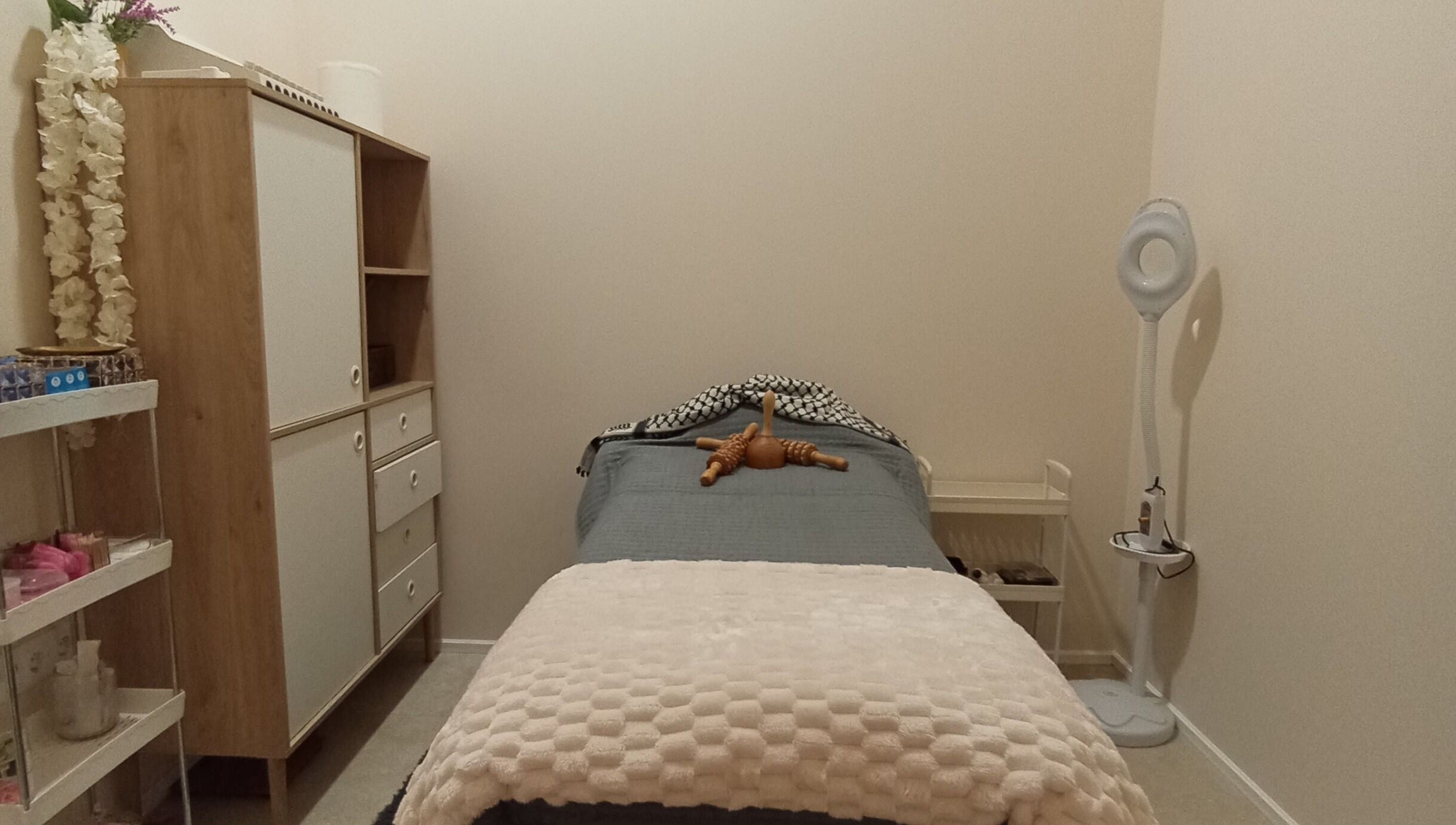 Sala de tratamiento acogedora en JD CENTRO ESTETICO, Willemstad, Curaçao, CW, con camilla y ambientación cálida.