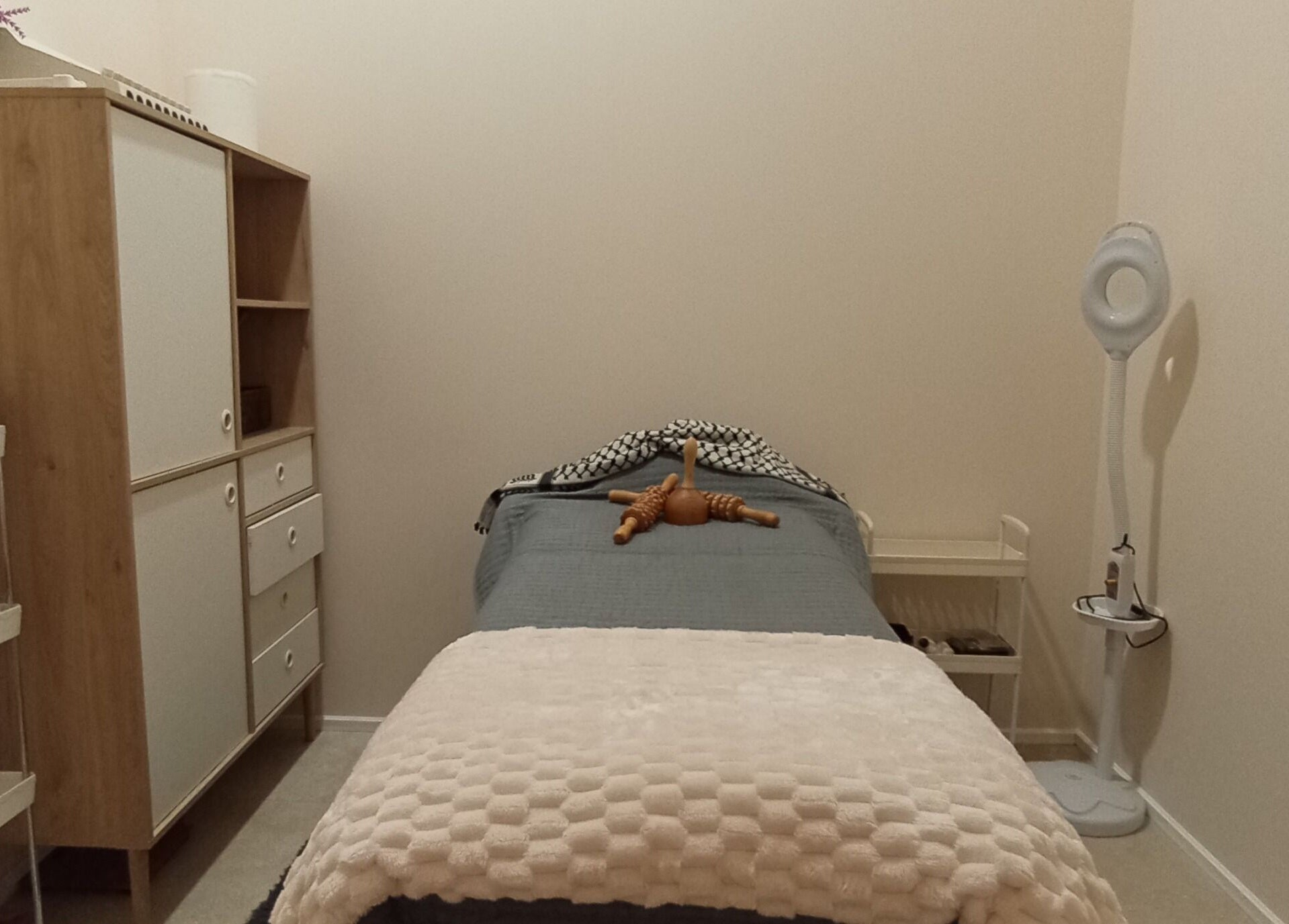 Sala de tratamiento acogedora en JD CENTRO ESTETICO, Willemstad, Curaçao, CW, con camilla y ambientación cálida.