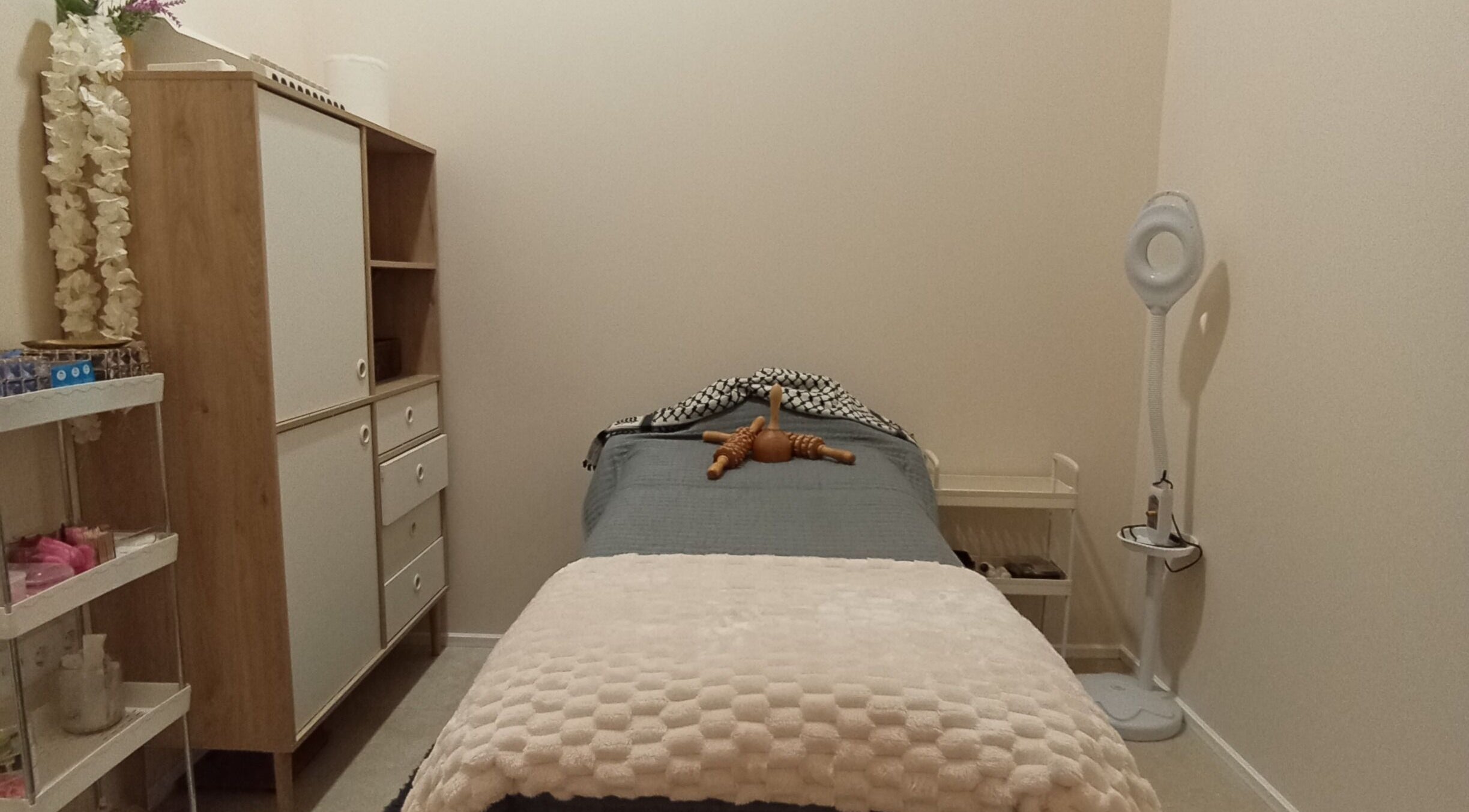 Sala de tratamiento acogedora en JD CENTRO ESTETICO, Willemstad, Curaçao, CW, con camilla y ambientación cálida.