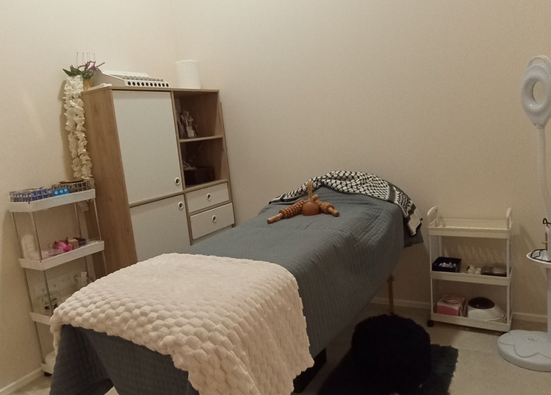 Sala de tratamiento en JD CENTRO ESTETICO, Willemstad, Curaçao, CW con camilla y estanterías.