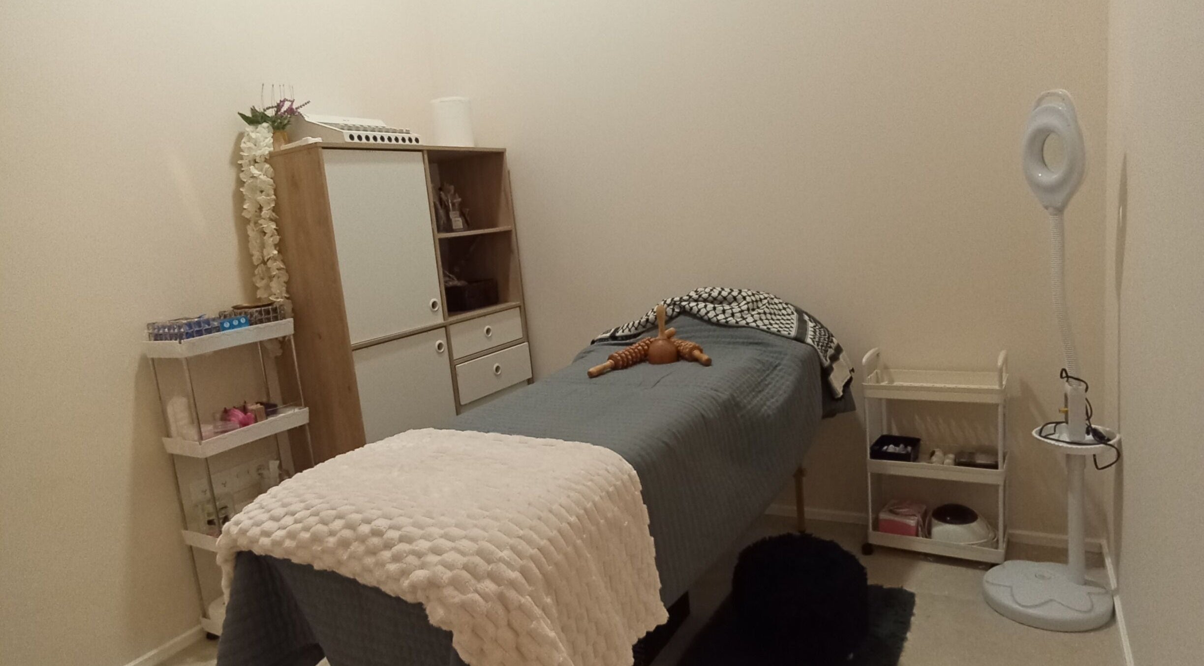 Sala de tratamiento en JD CENTRO ESTETICO, Willemstad, Curaçao, CW con camilla y estanterías.