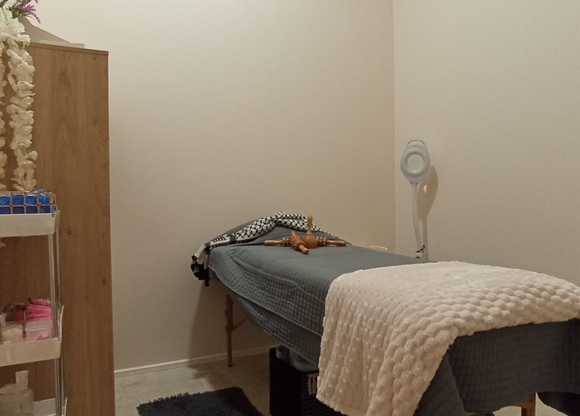 Sala de tratamiento en JD CENTRO ESTETICO, Willemstad, Curaçao, CW, con cama y decoración tranquila.