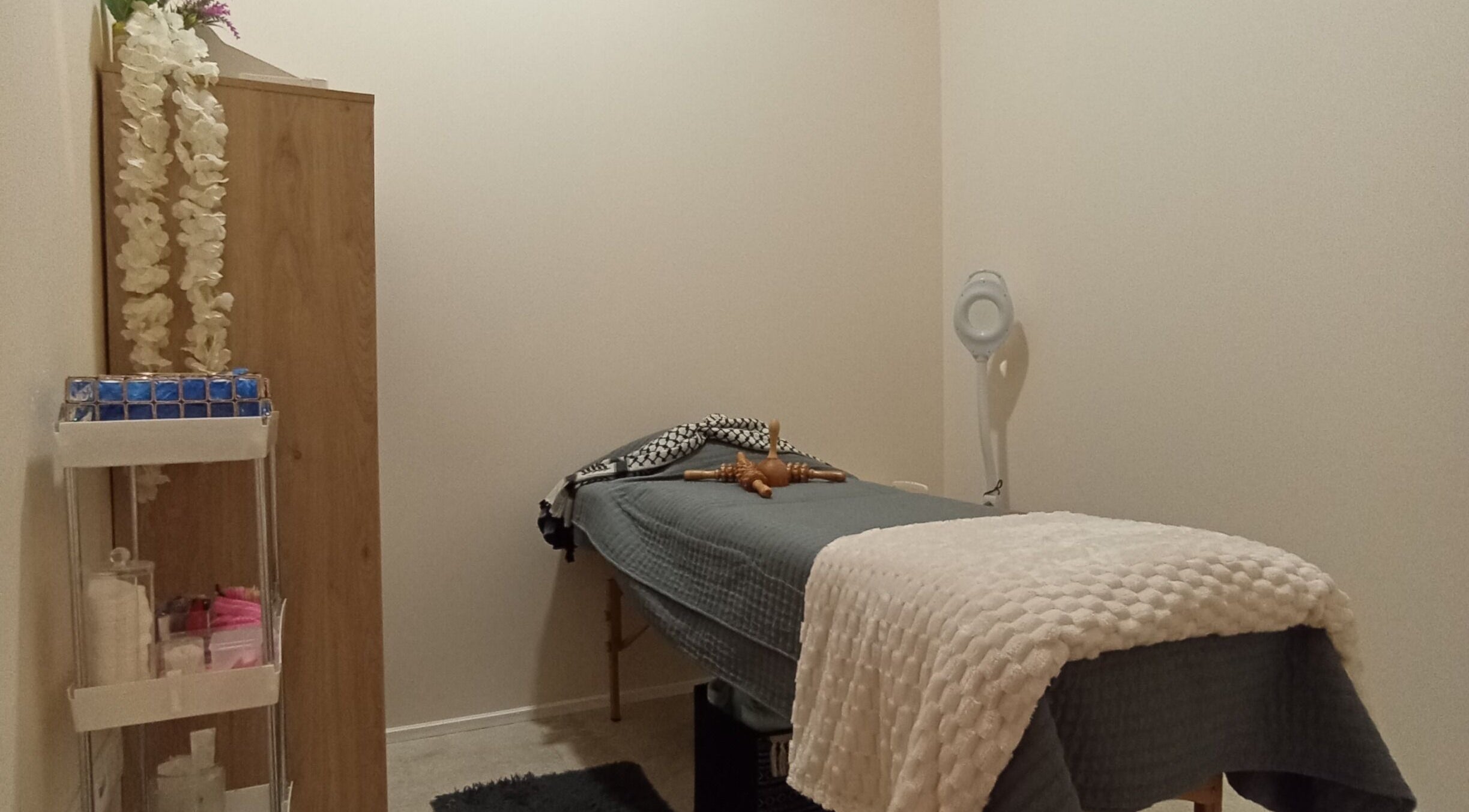 Sala de tratamiento en JD CENTRO ESTETICO, Willemstad, Curaçao, CW, con cama y decoración tranquila.