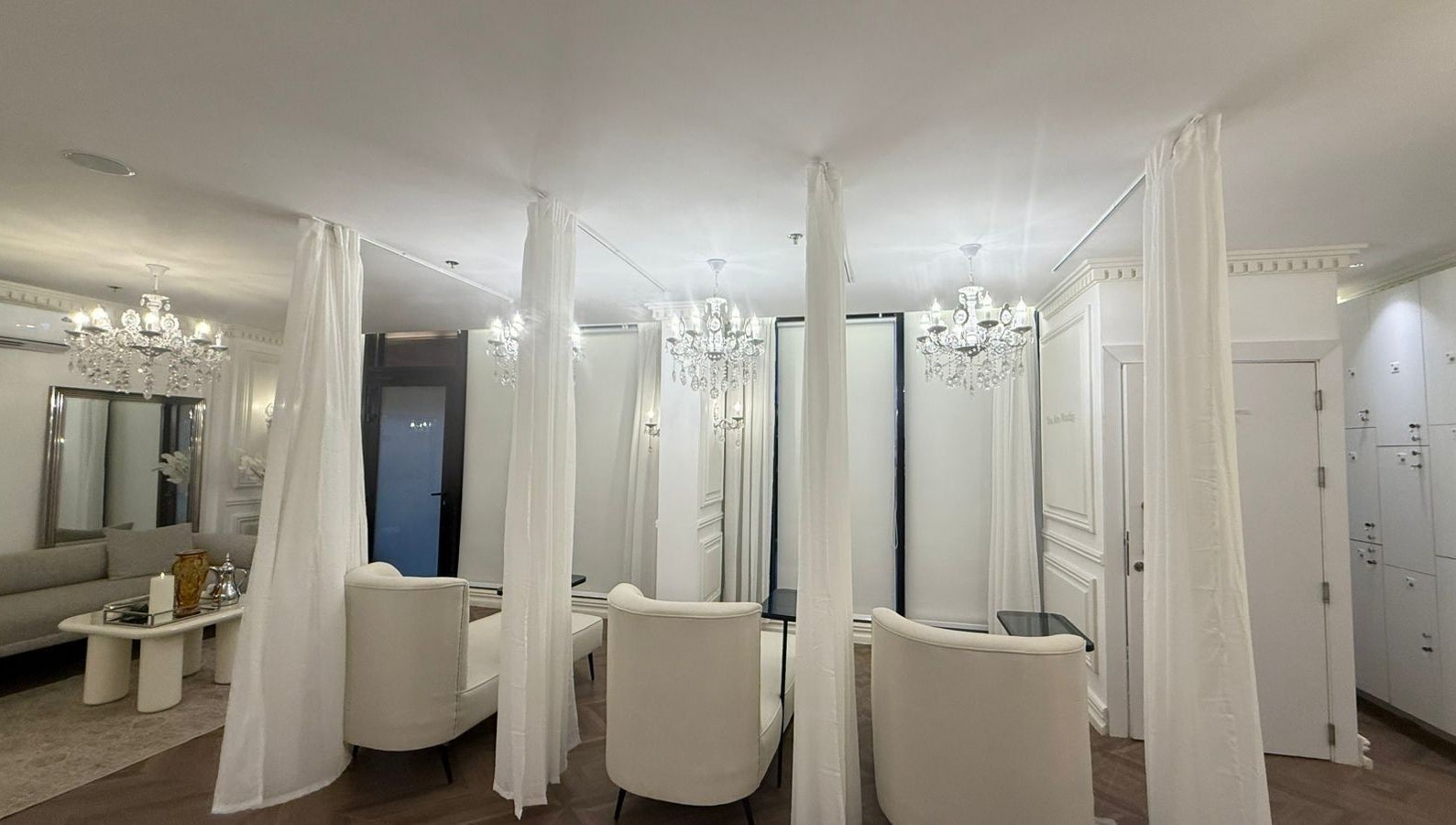 الديكور الأنيق في لوي سبا بالدمام, المنطقة الشرقية, SA يبرز الفخامة والراحة في تجربة السبا.