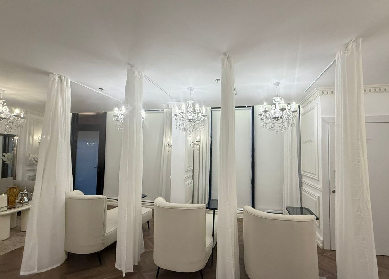 الديكور الأنيق في لوي سبا بالدمام, المنطقة الشرقية, SA يبرز الفخامة والراحة في تجربة السبا.