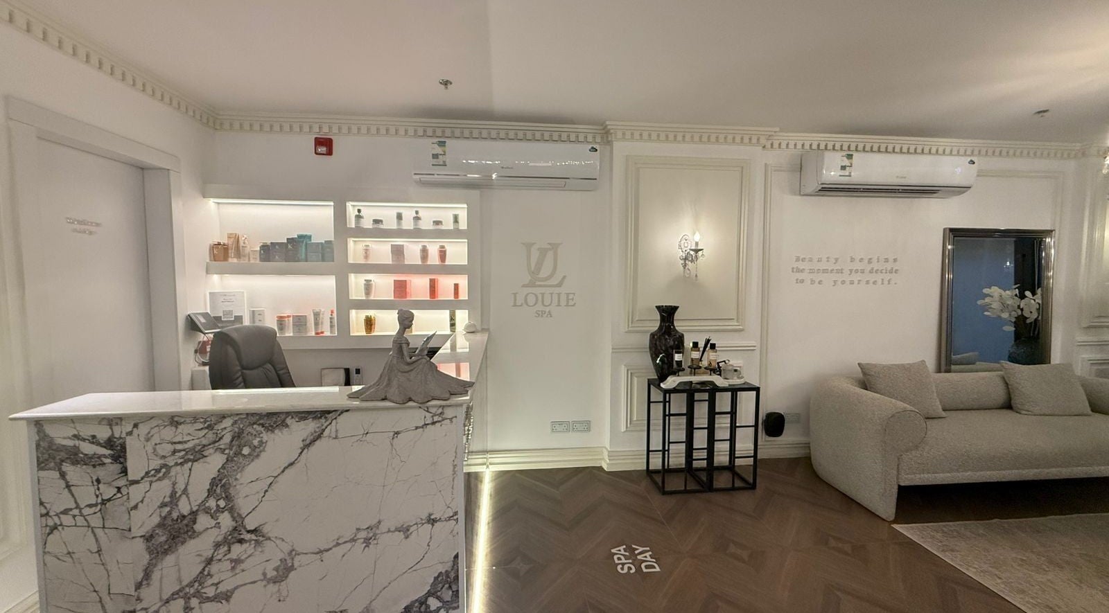 صورة استقبال لوي سبا الفاخر في الدمام, المنطقة الشرقية, SA بتصميم داخلي أنيق وزاوية جلوس مريحة.