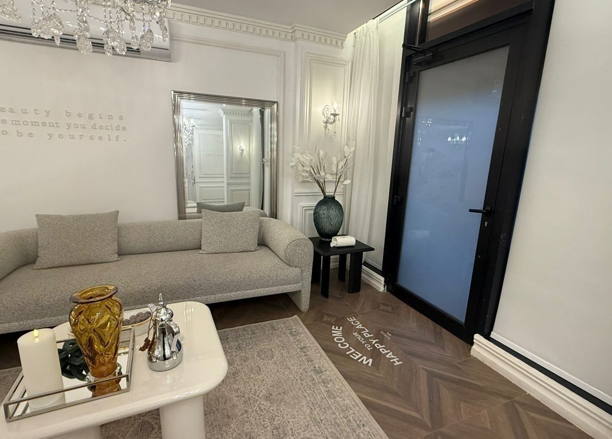 منطقة استقبال أنيقة في لوي سبا، الدمام، المنطقة الشرقية، SA تجمع بين الفخامة والراحة.