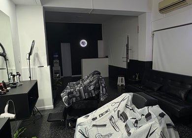 Interior de AS Barberia en Maldonado, Departamento De Maldonado, UY, mostrando sillas y espejo iluminado.