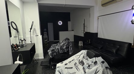 Interior de AS Barberia en Maldonado, Departamento De Maldonado, UY, mostrando sillas y espejo iluminado.
