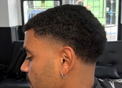 Corte de cabello moderno en AS Barberia, Maldonado, Departamento De Maldonado, UY, resaltando detalle y estilo.