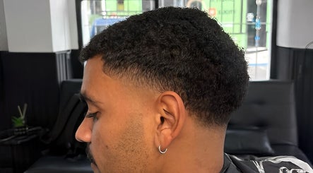 Corte de cabello moderno en AS Barberia, Maldonado, Departamento De Maldonado, UY, resaltando detalle y estilo.