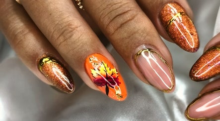 Design ongles automnal chez Pearly Nails, Corbas, Auvergne-Rhône-Alpes, FR : feuilles et couleurs vives.