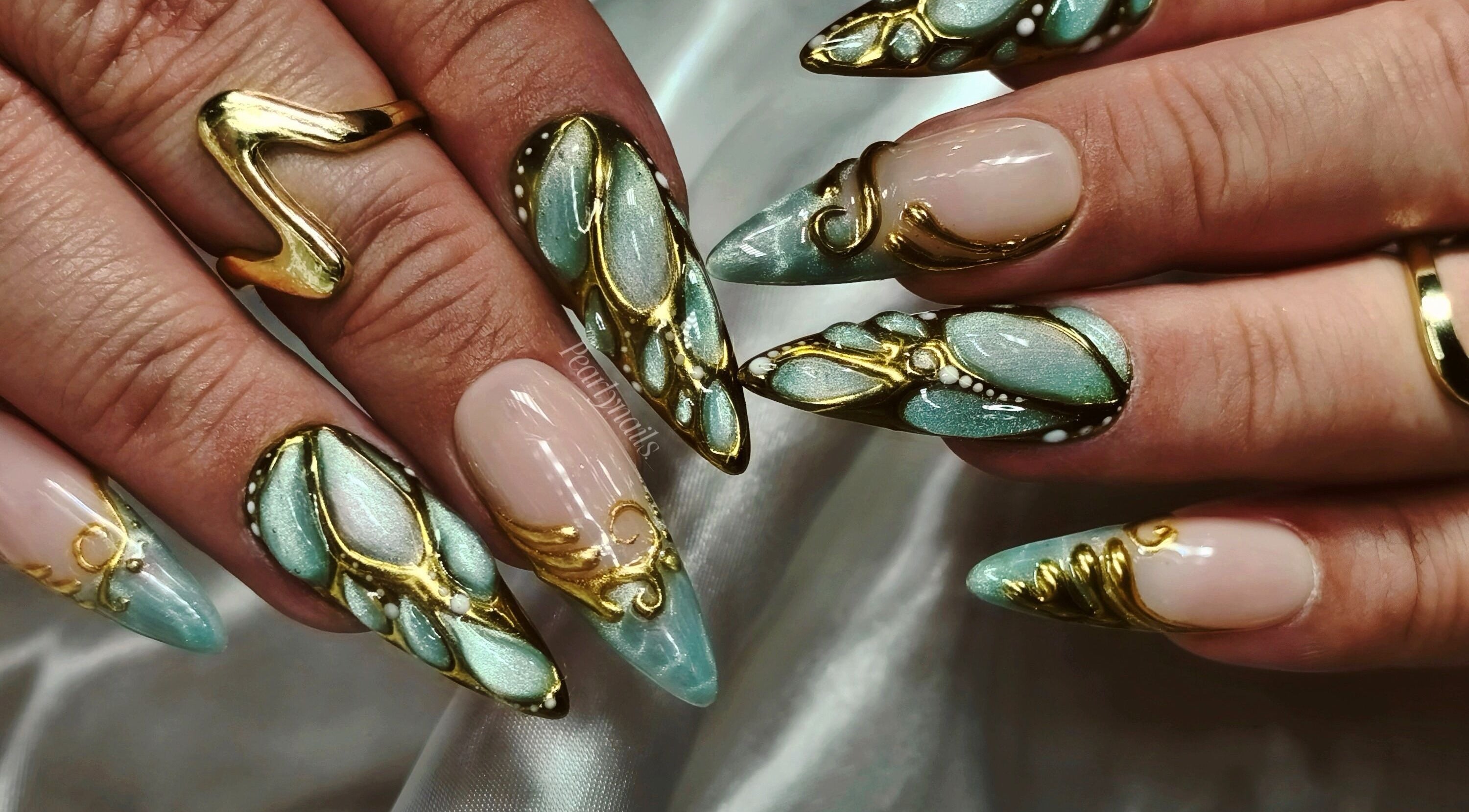 Manucure artisitique multicolore et dorée chez Pearly Nails, Corbas, Auvergne-rhône-alpes, FR.