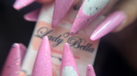 Manicura elegante con uñas largas y brillantes en Lady Bella, San Cristobal, Ciudad Autónoma De Buenos Aires, AR.