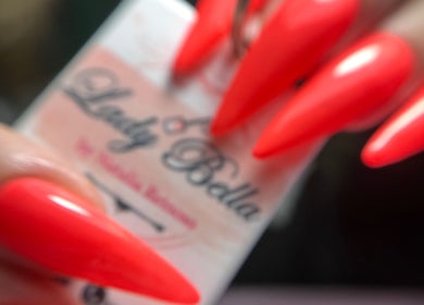Manicura escarlata en Lady Bella, San Cristobal, Ciudad Autónoma De Buenos Aires, AR.