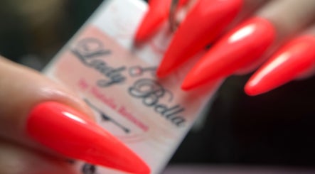 Manicura escarlata en Lady Bella, San Cristobal, Ciudad Autónoma De Buenos Aires, AR.