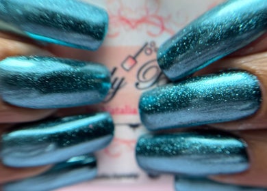 Manicure con esmalte azul brillante en Lady Bella, San Cristobal, Ciudad Autónoma De Buenos Aires, AR.