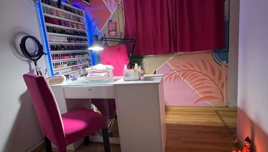 Mesa de manicura en Lady Bella, San Cristobal, Ciudad Autónoma De Buenos Aires, AR. Ambiente moderno y colorido.