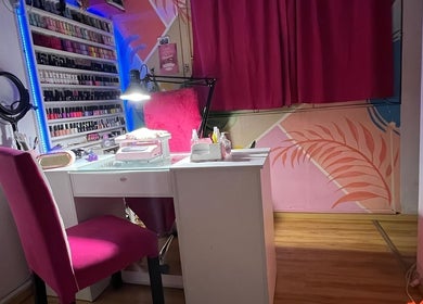 Mesa de manicura en Lady Bella, San Cristobal, Ciudad Autónoma De Buenos Aires, AR. Ambiente moderno y colorido.
