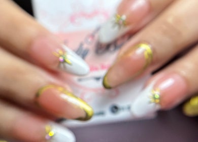 Uñas decoradas con diseños dorados y blancos en Lady Bella, San Cristobal, Ciudad Autónoma De Buenos Aires, AR.
