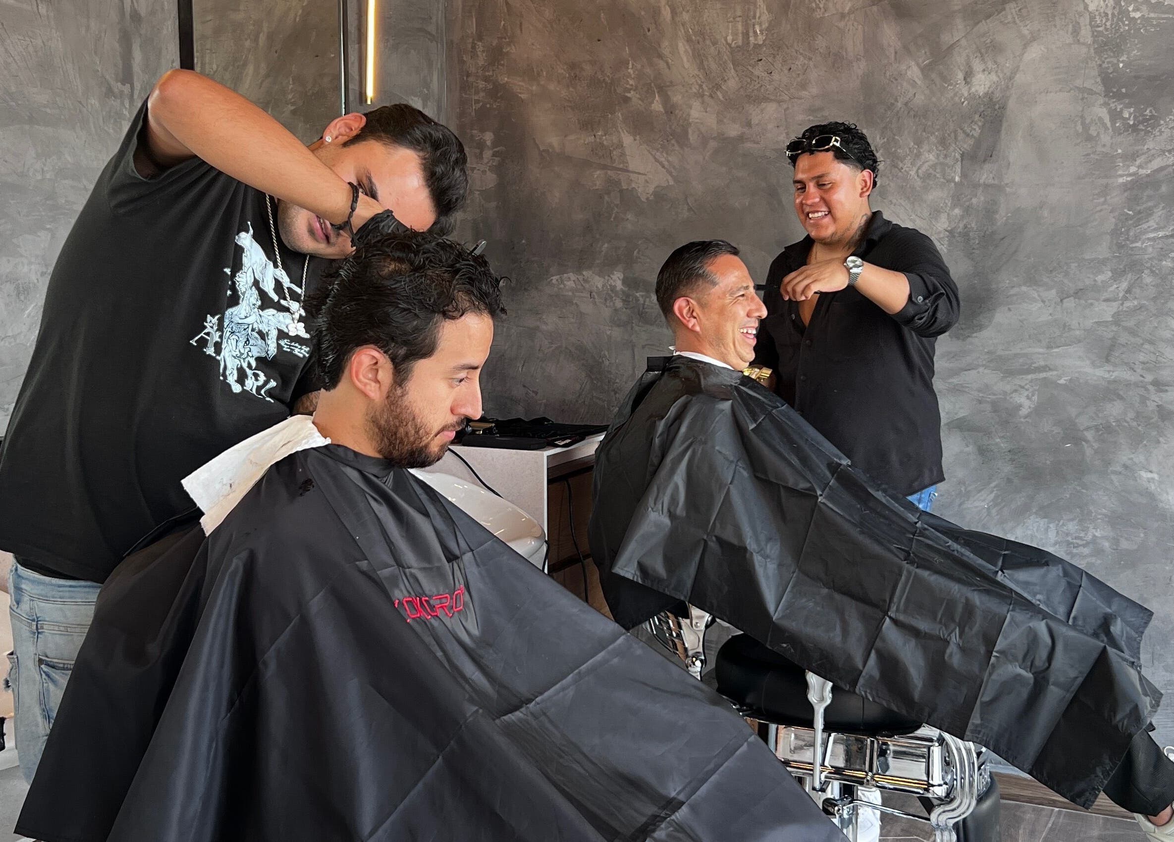 Clientes disfrutando cortes en MAGNUS BARBER SPA, Santiago De Querétaro, Querétaro, MX.
