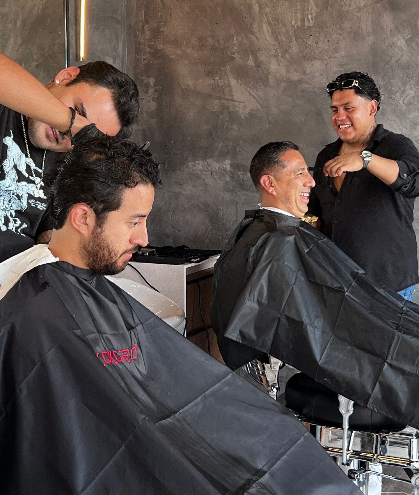 Clientes disfrutando cortes en MAGNUS BARBER SPA, Santiago De Querétaro, Querétaro, MX.