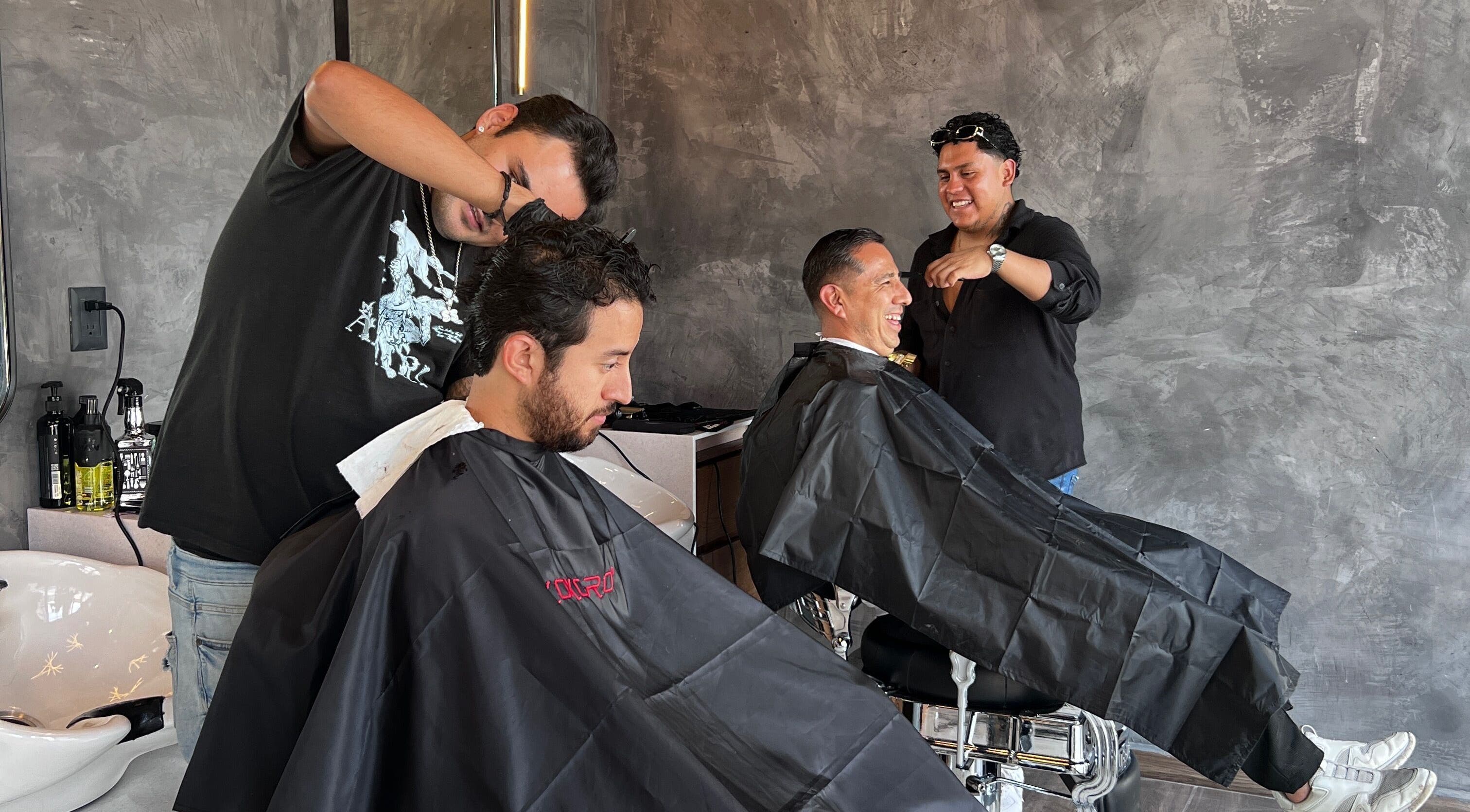 Clientes disfrutando cortes en MAGNUS BARBER SPA, Santiago De Querétaro, Querétaro, MX.