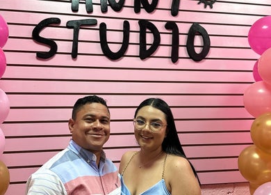 Pareja feliz en Anni Studio rodeada de globos en Guatemala, Guatemala, GT.