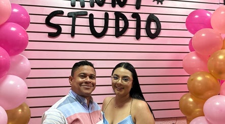 Pareja feliz en Anni Studio rodeada de globos en Guatemala, Guatemala, GT.