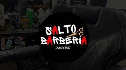 Interior de Salto Barbería en Villa Lugano, Buenos Aires, AR. Detalle de silla de barbero y equipo profesional.