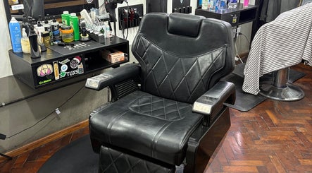 Interior de Salto Barbería, Villa Lugano, destacando una silla de barbería elegante y profesional.
