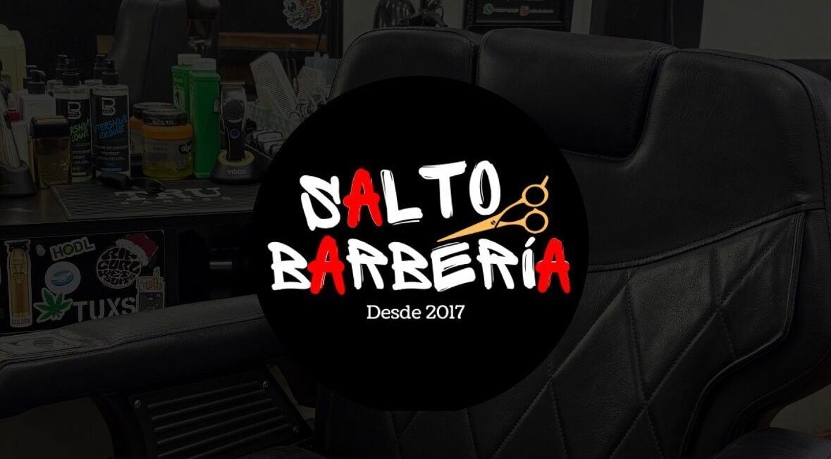 Interior de Salto Barbería con silla y productos en Villa Lugano, Ciudad Autónoma De Buenos Aires, AR.