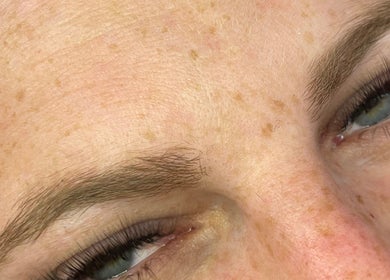 Sourcils parfaitement épilés chez RunNailsD, Mussidan, Nouvelle-Aquitaine, FR.