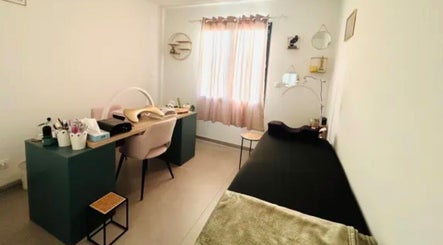 Intérieur élégant de RunNailsD à Mussidan, Nouvelle-Aquitaine, FR, avec mobilier moderne et décoration apaisante.
